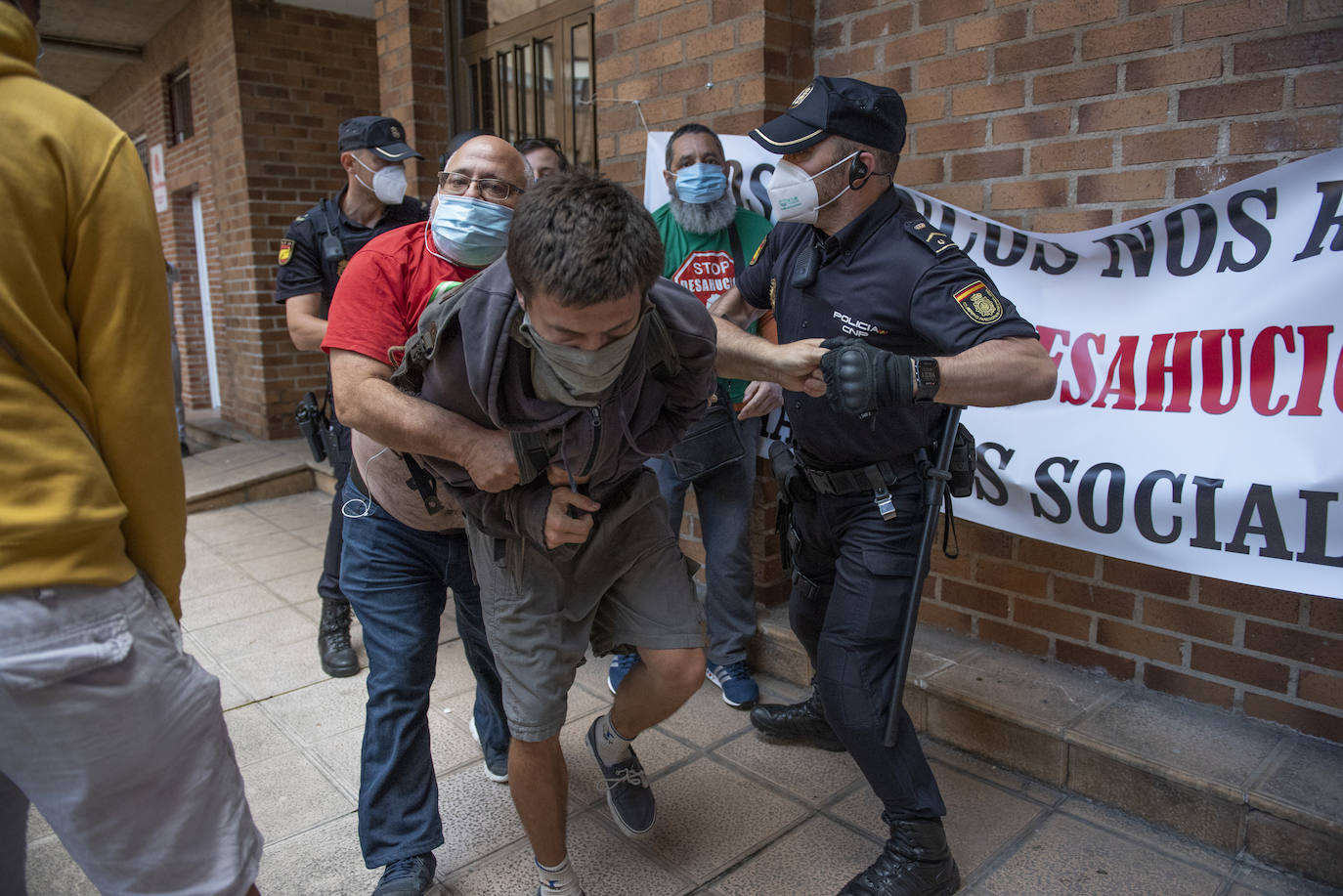 La plataforma Stop Desahucios frena el lanzamiento de Lidia y sus dos hijos, aunque la Policía Nacional trató de acceder a la vivienda