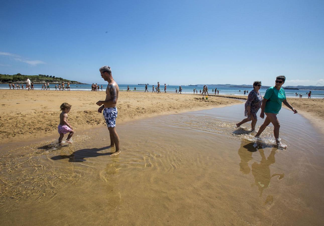 El buen tiempo animó las playas, paseos y terrazas.