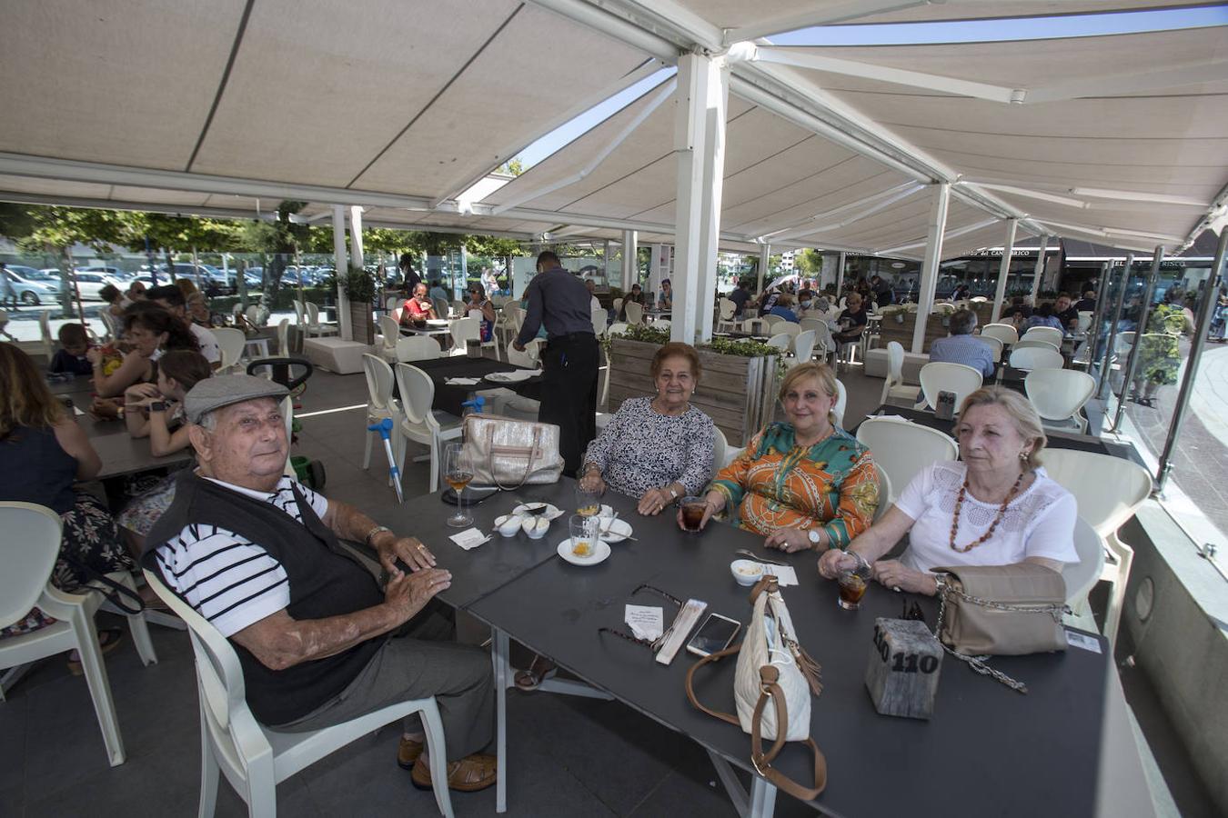 El buen tiempo animó las playas, paseos y terrazas.