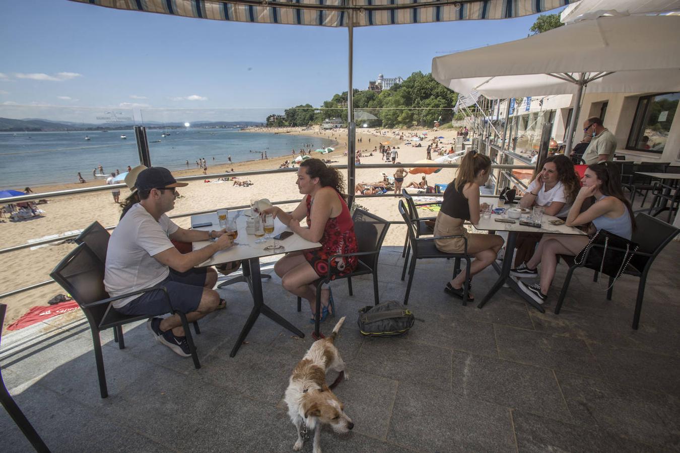 El buen tiempo animó las playas, paseos y terrazas.