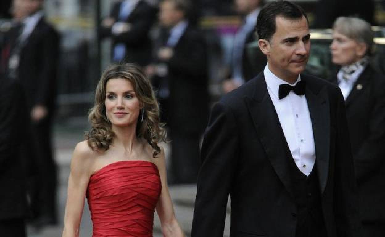 Los Reyes de España, doña Letiza con un modelo de Felipe Varela, en la boda de Victoria de Suecia.