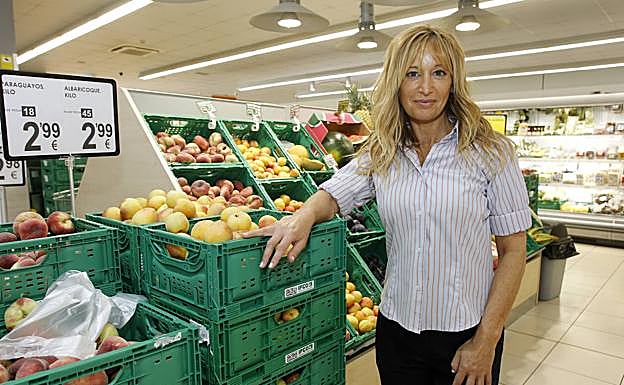 Almudena Cobo, en la sección de frutería del supermercado donde trabaja.