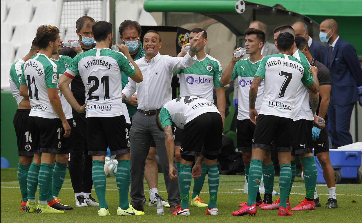 José Luis Oltra abronca a sus futbolistas en la primera pausa de hidratación.