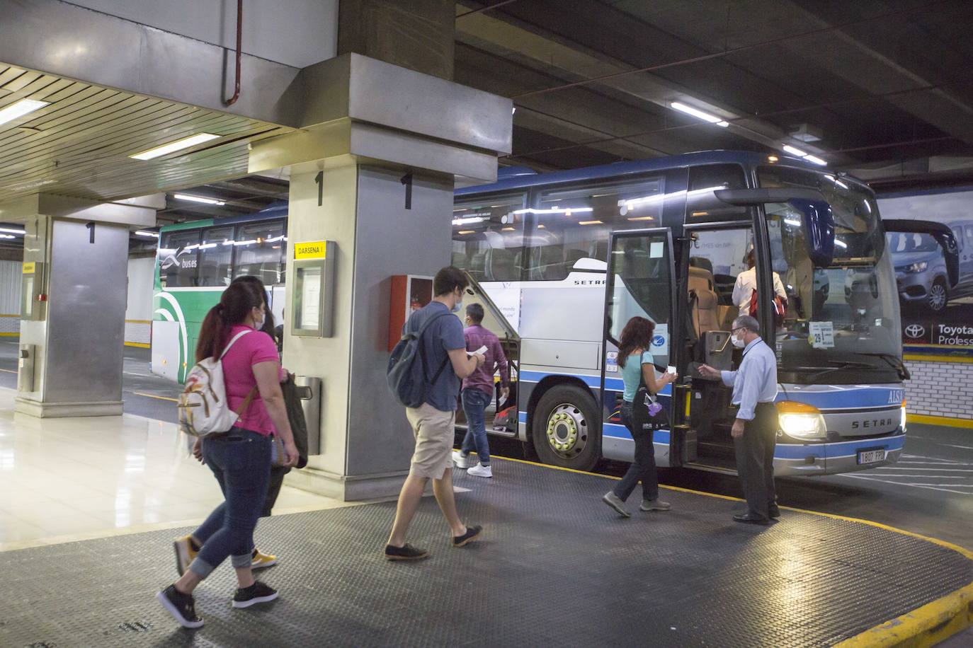 Fotos: Los autobuses de Cantabria restablecen todos los destinos, aunque con menos frecuencias