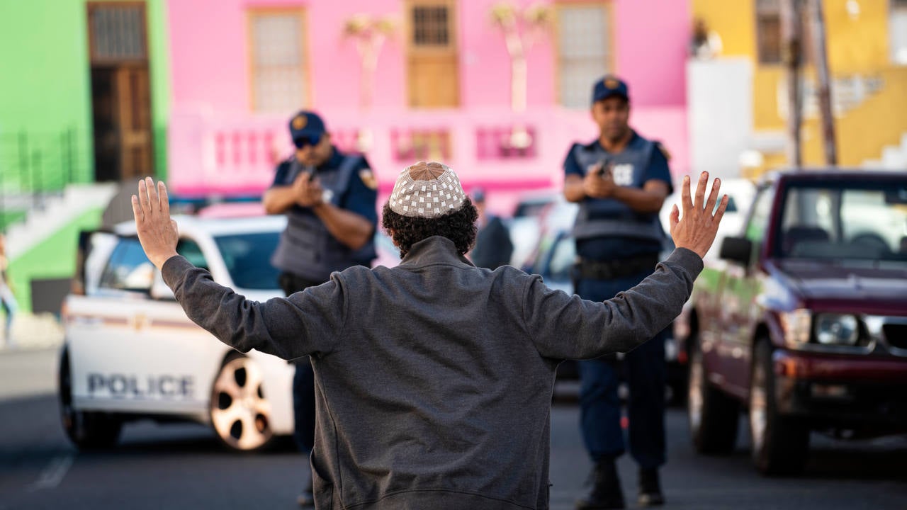 Un fotograma de 'Trackers'.