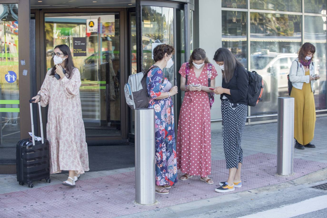 Los pasajeros llegados de Valencia, esta mañana, en el Seve Ballesteros. 