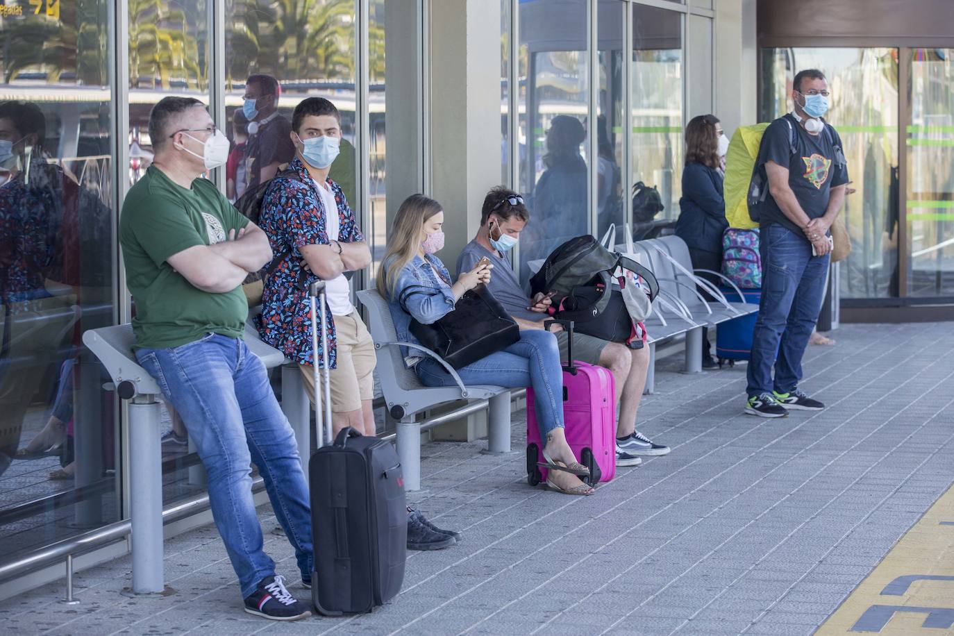 Los pasajeros llegados de Valencia, esta mañana, en el Seve Ballesteros. 