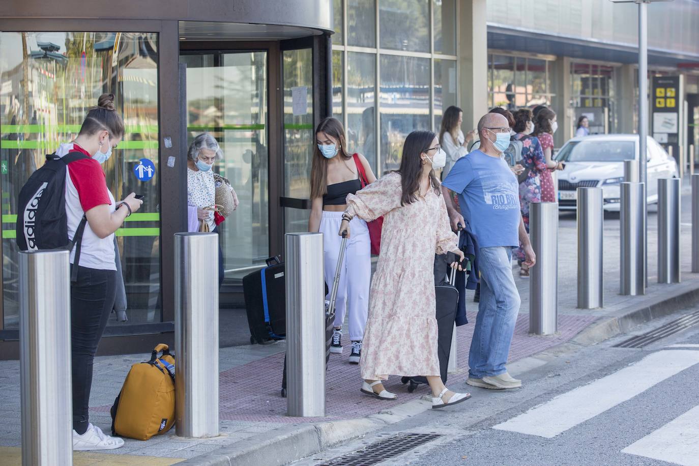 Los pasajeros llegados de Valencia, esta mañana, en el Seve Ballesteros. 