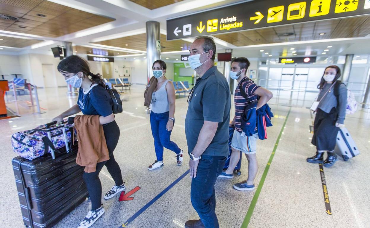 Los pasajeros procedentes de Valencia, a su llegada esta mañana a Santander. 