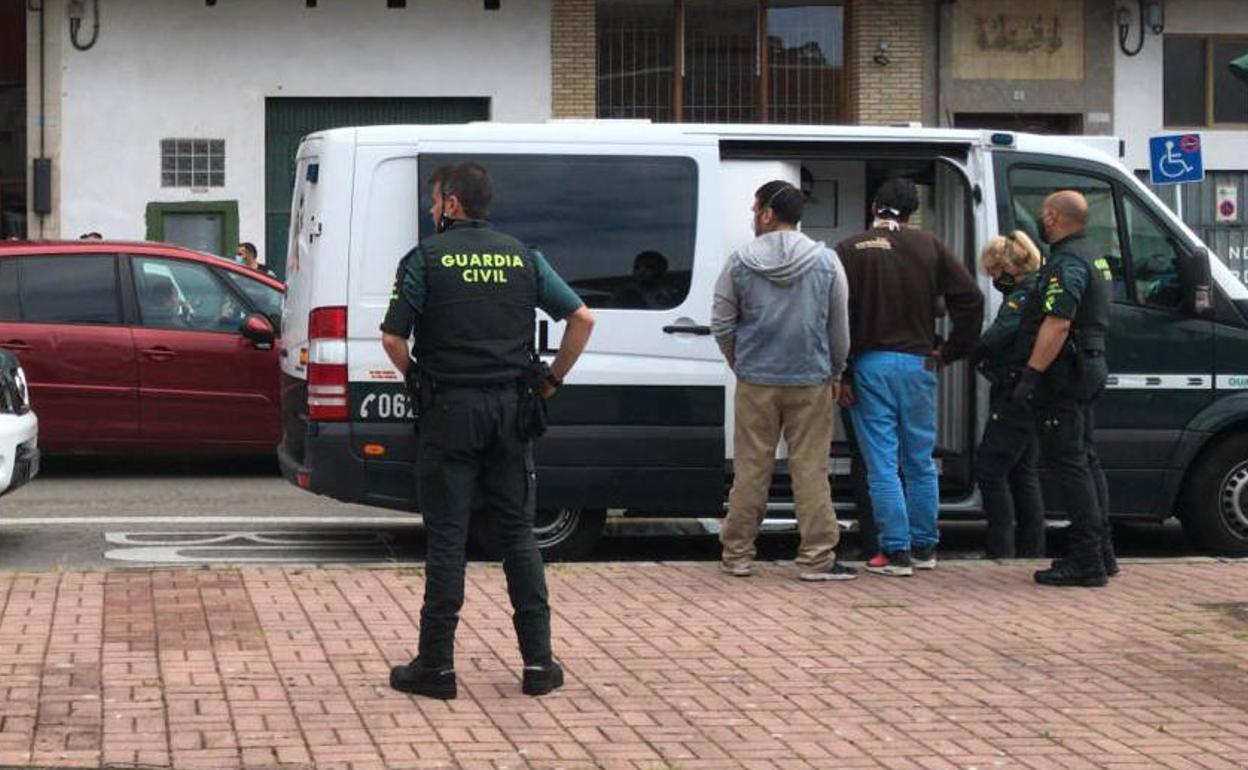 Momento de la detención del grupo.