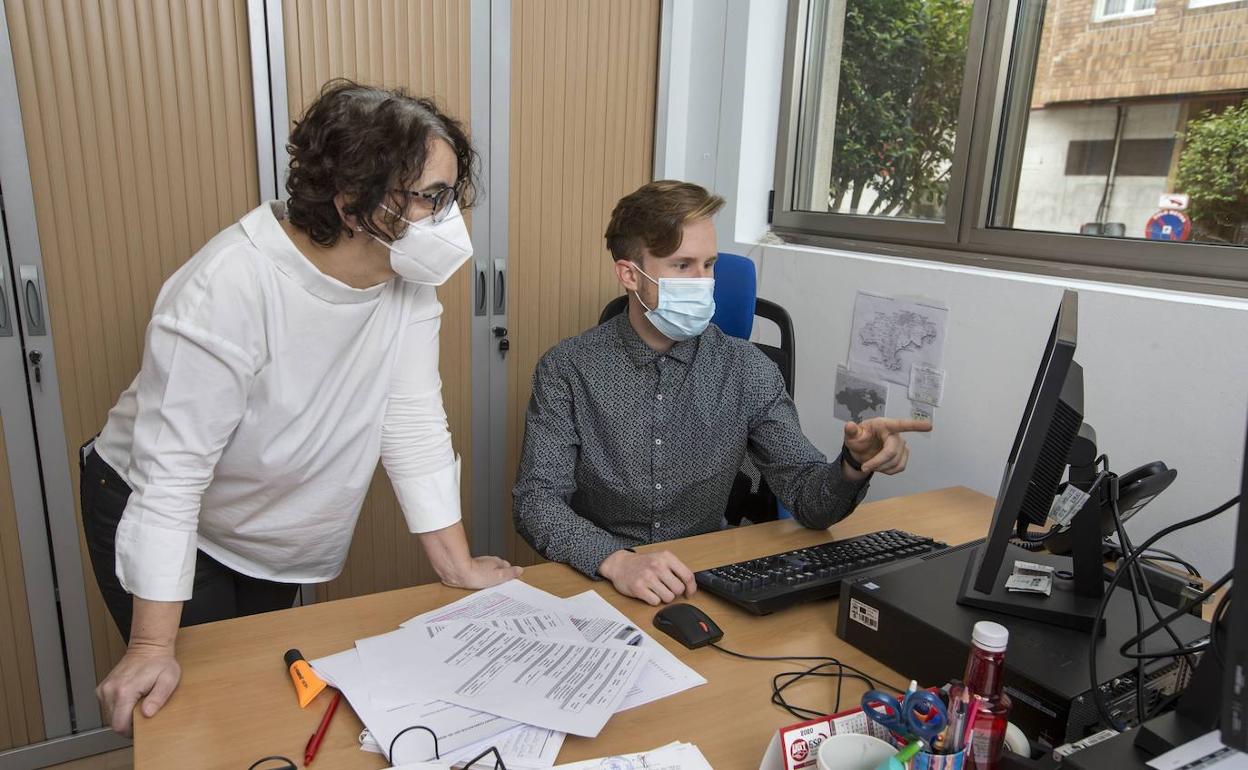 Dos de los rastreadores del Servicio Cántabro de Salud 