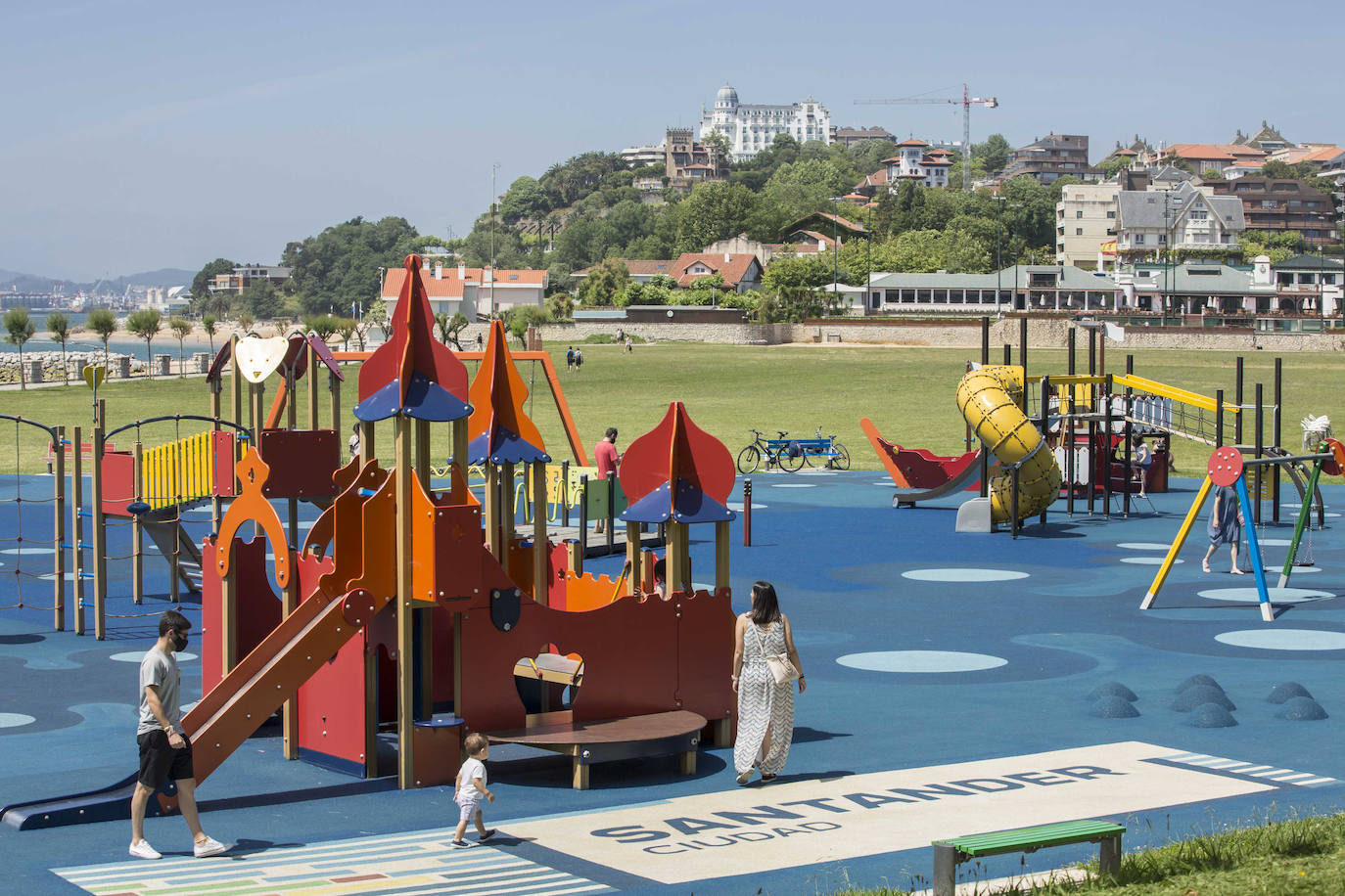 Imagen secundaria 1 - La diversión vuelve a los parques