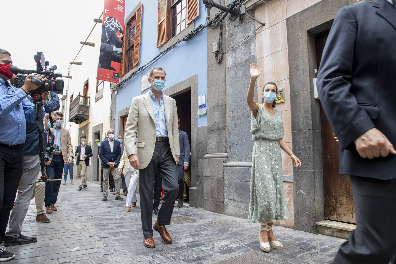 Los reyes retoman su agenda con una gira por España, destacando el vestido de Zara que lució la monarca en Las Palmas de Gran Canaria.