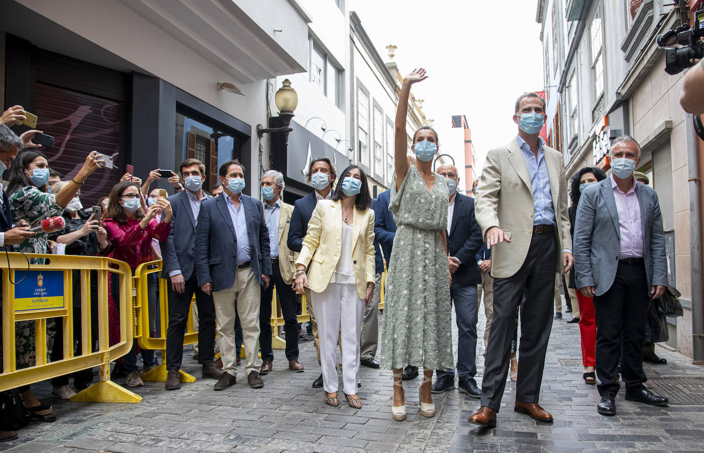 Los reyes retoman su agenda con una gira por España, destacando el vestido de Zara que lució la monarca en Las Palmas de Gran Canaria.