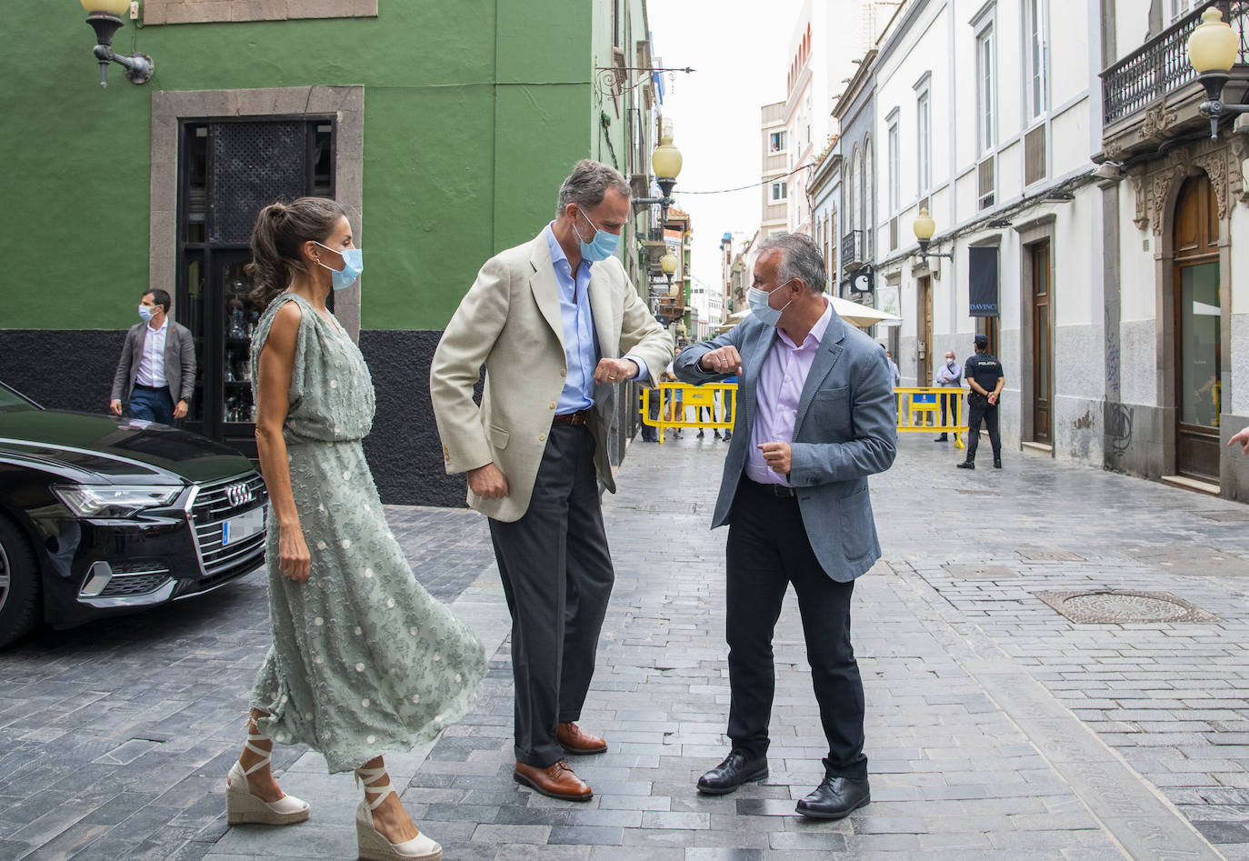 Los reyes retoman su agenda con una gira por España, destacando el vestido de Zara que lució la monarca en Las Palmas de Gran Canaria.