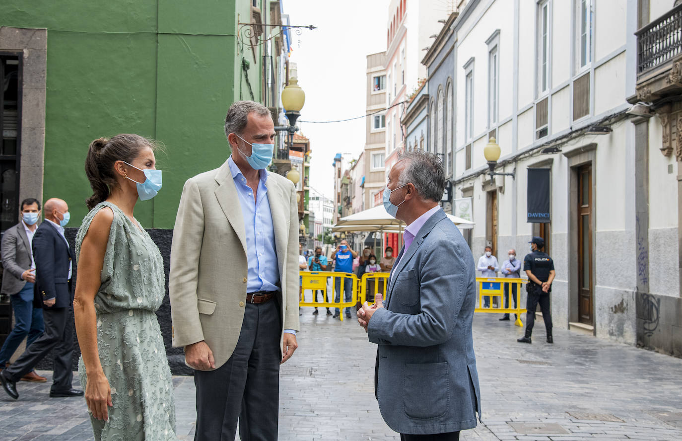 Los reyes retoman su agenda con una gira por España, destacando el vestido de Zara que lució la monarca en Las Palmas de Gran Canaria.