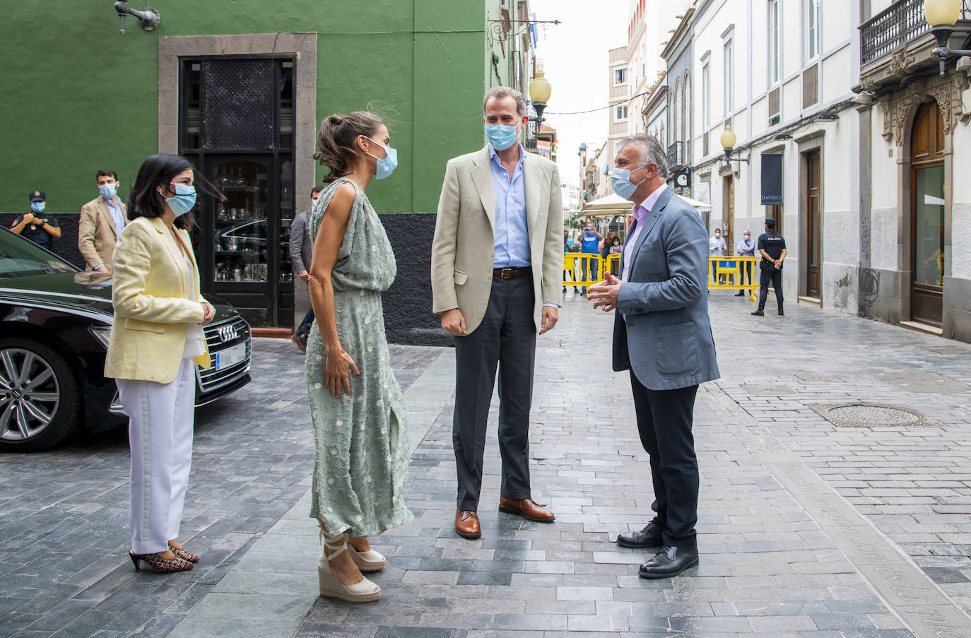 Los reyes retoman su agenda con una gira por España, destacando el vestido de Zara que lució la monarca en Las Palmas de Gran Canaria.