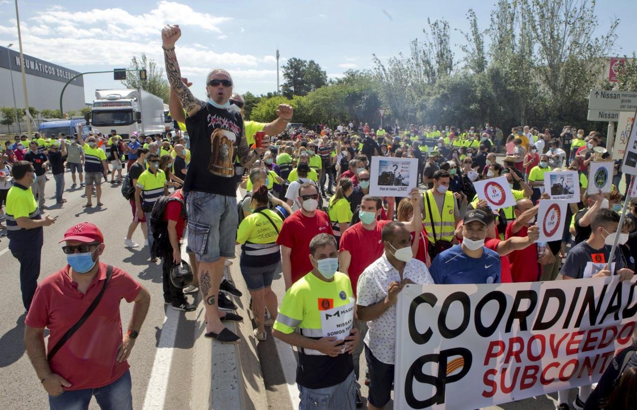 Trabajadores de subcontratas de Nissan, días atrás en una protesta en la Zona Franca de Barcelona por el cierre de la fábrica. 