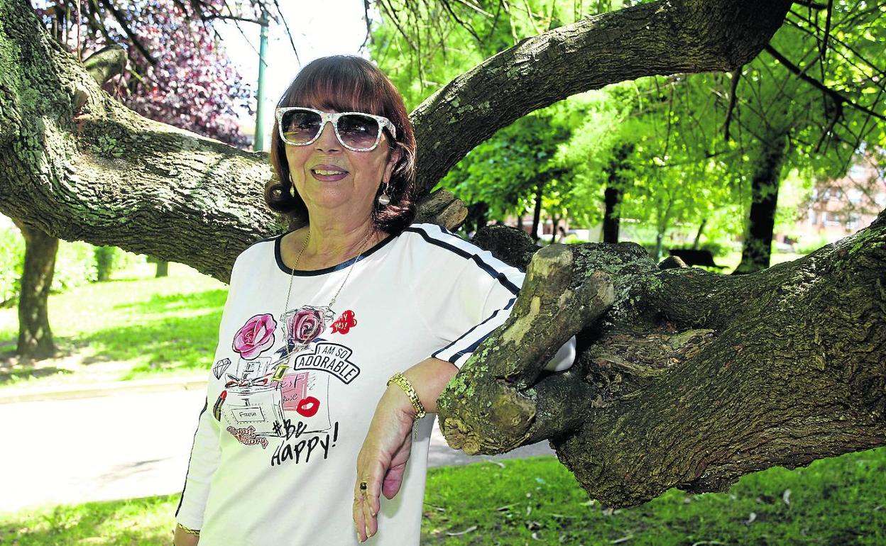 María Jesús Abril Calleja, en el parque de Manuel Barquín, en Torrelavega, donde da clases de taichí. 