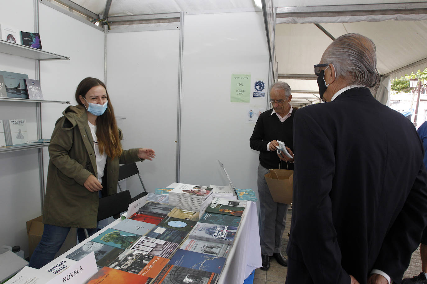 La feria se celebrará hasta el 28 de junio de 11.00 a 14.00 horas y de 17.00 a 21.00 horas, y se han adoptado las precauciones indicadas por el Ministerio de Sanidad y el Gobierno de Cantabria relativas al Covid-19, para que libreros, autores y público puedan acudir de forma segura y disfrutar de la programación cultural.