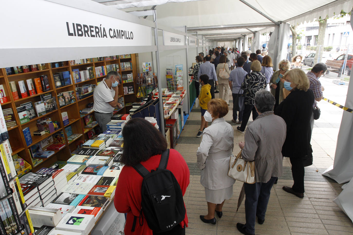 La feria se celebrará hasta el 28 de junio de 11.00 a 14.00 horas y de 17.00 a 21.00 horas, y se han adoptado las precauciones indicadas por el Ministerio de Sanidad y el Gobierno de Cantabria relativas al Covid-19, para que libreros, autores y público puedan acudir de forma segura y disfrutar de la programación cultural.