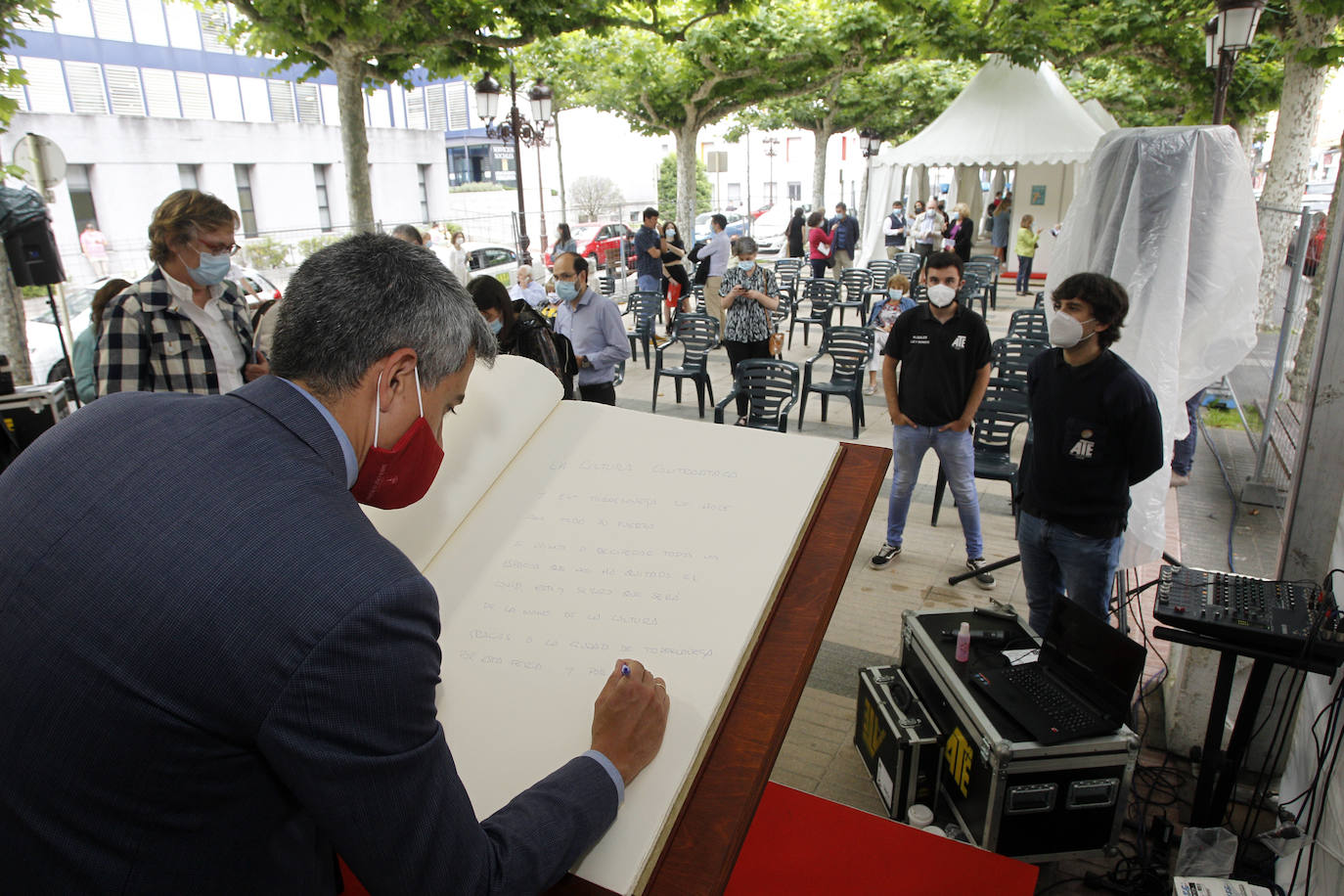 La feria se celebrará hasta el 28 de junio de 11.00 a 14.00 horas y de 17.00 a 21.00 horas, y se han adoptado las precauciones indicadas por el Ministerio de Sanidad y el Gobierno de Cantabria relativas al Covid-19, para que libreros, autores y público puedan acudir de forma segura y disfrutar de la programación cultural.