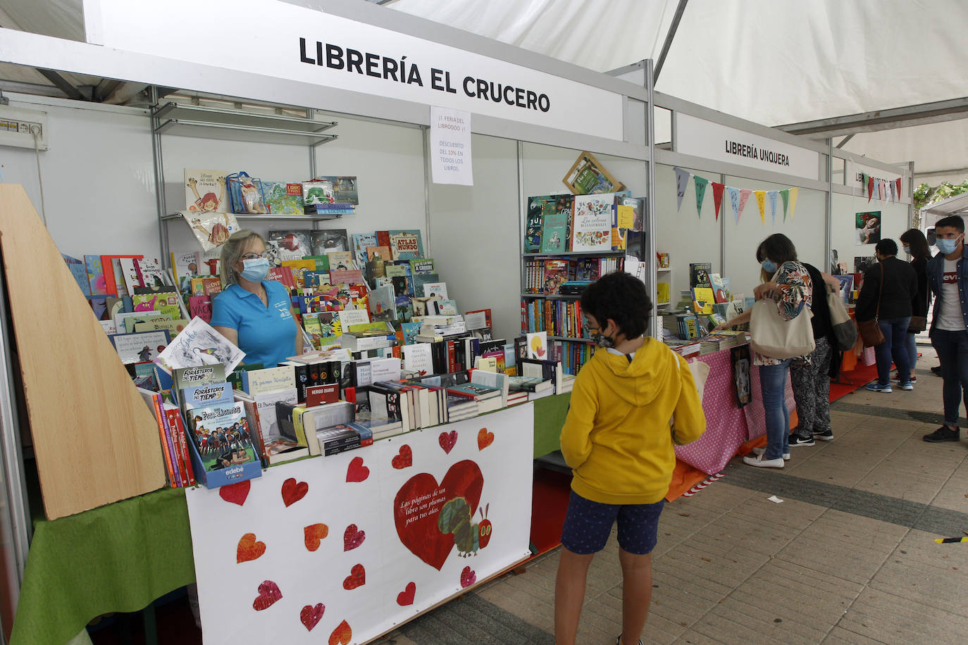 La feria se celebrará hasta el 28 de junio de 11.00 a 14.00 horas y de 17.00 a 21.00 horas, y se han adoptado las precauciones indicadas por el Ministerio de Sanidad y el Gobierno de Cantabria relativas al Covid-19, para que libreros, autores y público puedan acudir de forma segura y disfrutar de la programación cultural.