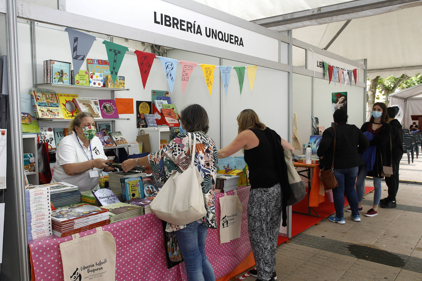 La feria se celebrará hasta el 28 de junio de 11.00 a 14.00 horas y de 17.00 a 21.00 horas, y se han adoptado las precauciones indicadas por el Ministerio de Sanidad y el Gobierno de Cantabria relativas al Covid-19, para que libreros, autores y público puedan acudir de forma segura y disfrutar de la programación cultural.