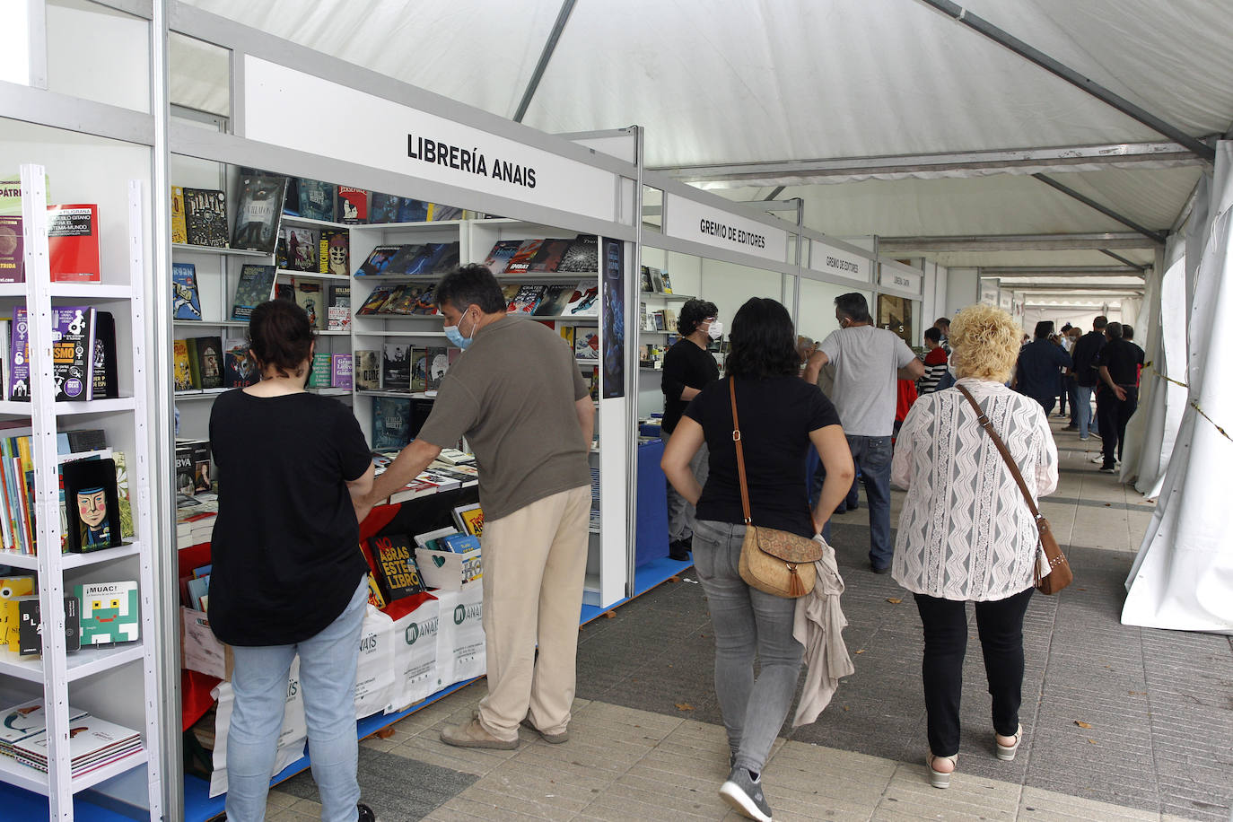 La feria se celebrará hasta el 28 de junio de 11.00 a 14.00 horas y de 17.00 a 21.00 horas, y se han adoptado las precauciones indicadas por el Ministerio de Sanidad y el Gobierno de Cantabria relativas al Covid-19, para que libreros, autores y público puedan acudir de forma segura y disfrutar de la programación cultural.