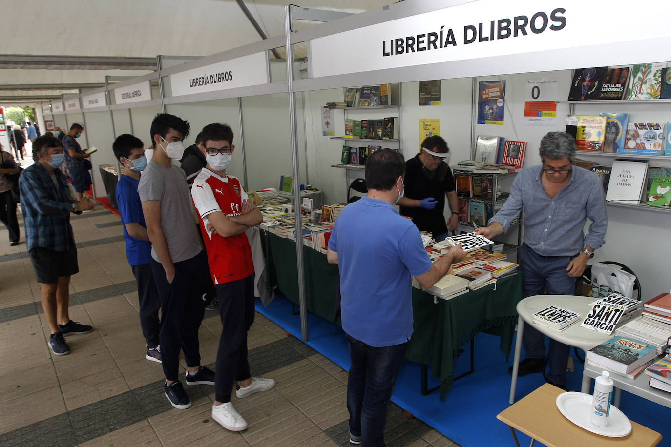 La feria se celebrará hasta el 28 de junio de 11.00 a 14.00 horas y de 17.00 a 21.00 horas, y se han adoptado las precauciones indicadas por el Ministerio de Sanidad y el Gobierno de Cantabria relativas al Covid-19, para que libreros, autores y público puedan acudir de forma segura y disfrutar de la programación cultural.