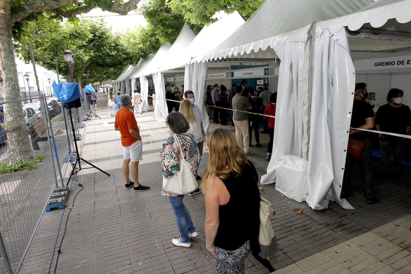 La feria se celebrará hasta el 28 de junio de 11.00 a 14.00 horas y de 17.00 a 21.00 horas, y se han adoptado las precauciones indicadas por el Ministerio de Sanidad y el Gobierno de Cantabria relativas al Covid-19, para que libreros, autores y público puedan acudir de forma segura y disfrutar de la programación cultural.