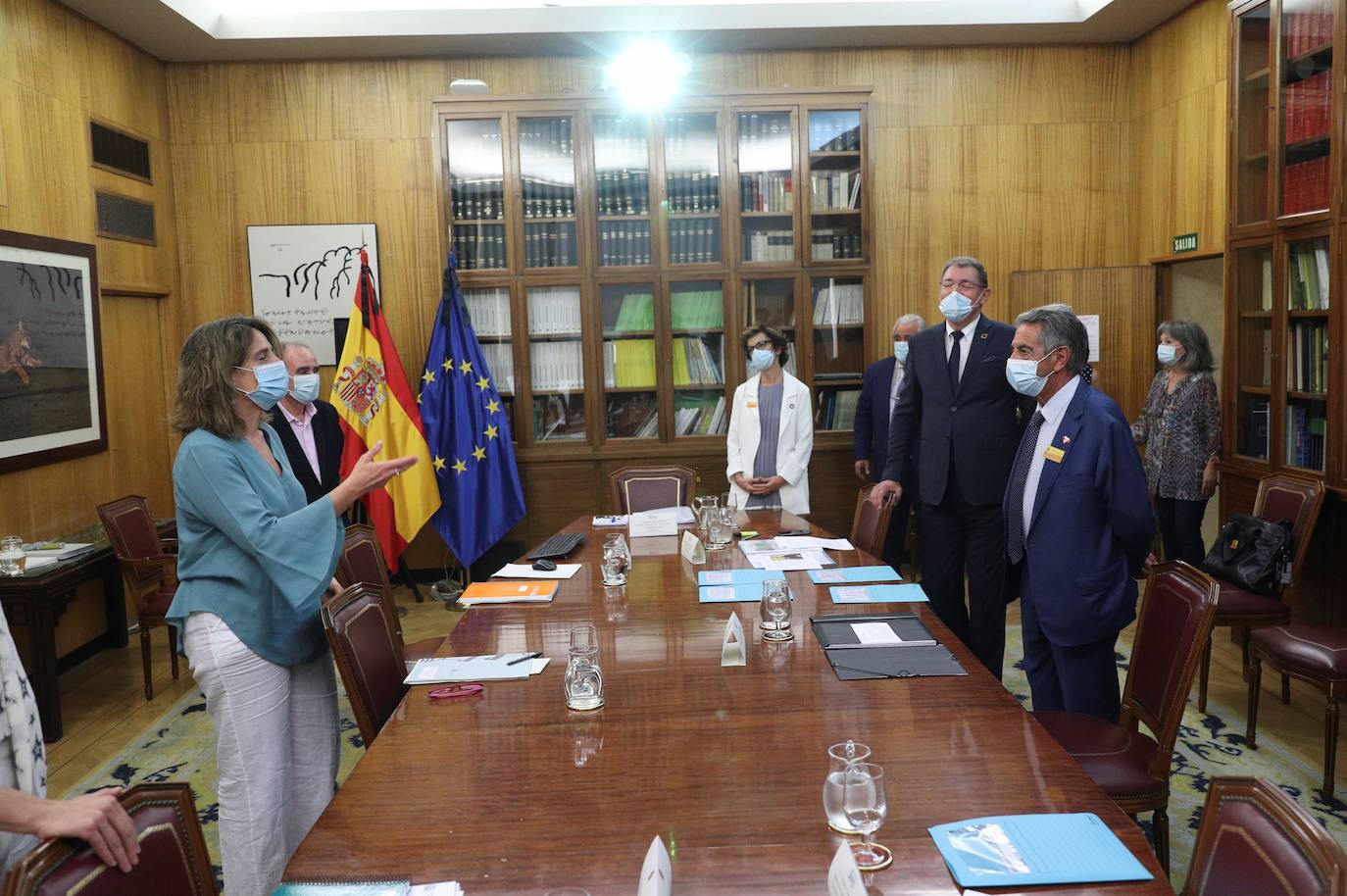 El presidente de Cantabria, Miguel Ángel Revilla, se ha reunido con la ministra para la Transición Ecológica, Teresa Ribera. En la reunión ha estado presente el director general de Solvay, Jorge Oliveira, y otros representantes de la factoría, en el Ministerio