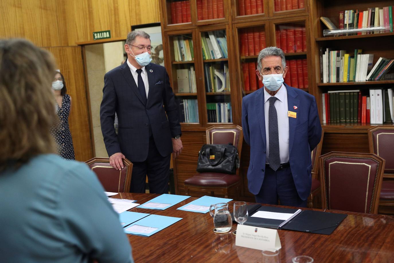 El presidente de Cantabria, Miguel Ángel Revilla, se ha reunido con la ministra para la Transición Ecológica, Teresa Ribera. En la reunión ha estado presente el director general de Solvay, Jorge Oliveira, y otros representantes de la factoría, en el Ministerio