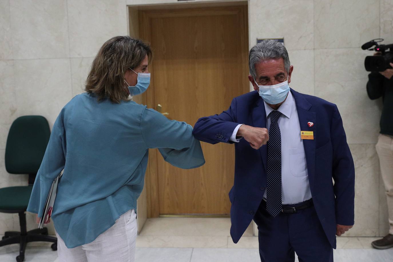 El presidente de Cantabria, Miguel Ángel Revilla, se ha reunido con la ministra para la Transición Ecológica, Teresa Ribera. En la reunión ha estado presente el director general de Solvay, Jorge Oliveira, y otros representantes de la factoría, en el Ministerio