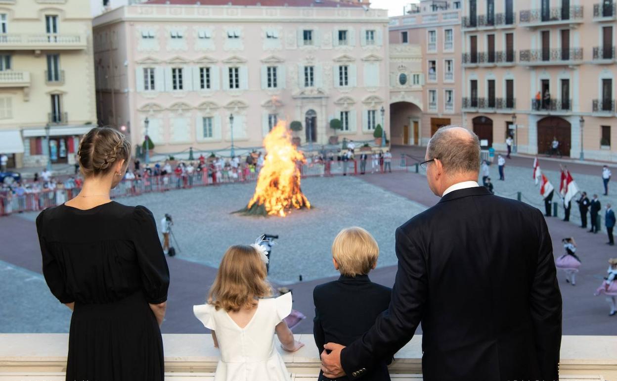 Alberto II de Mónaco y su mujer Charlene acompañaron a sus hijos desde el balcón del palacio.