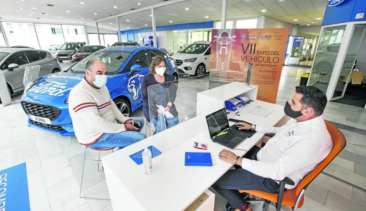 Unos clientes recaban información en el concesionario de Ford Blendio Alisauto en la calle Castilla de Santander. Roberto Ruiz