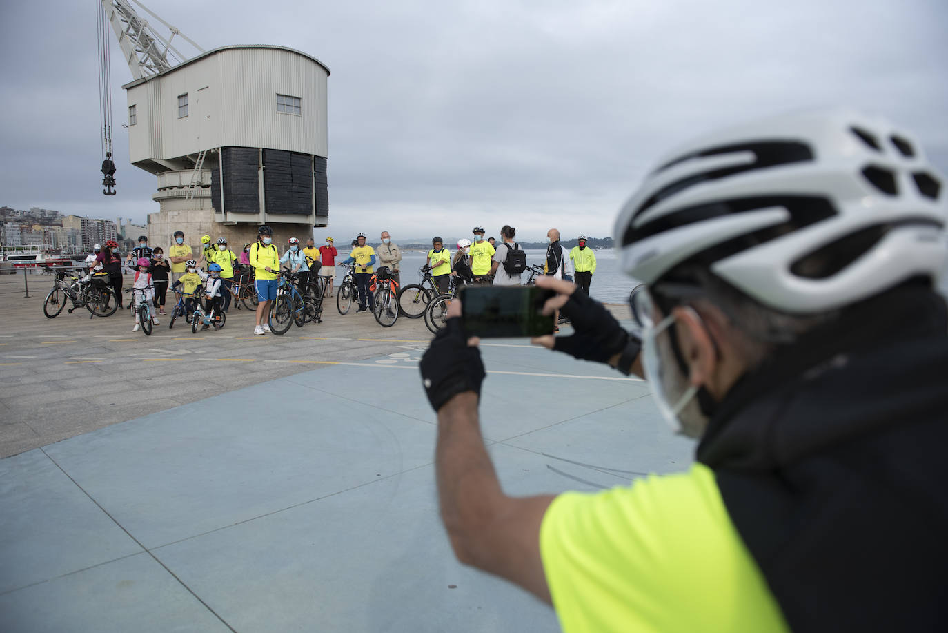 Cerca de un centenar de personas participaron ayer en el paseo ciclista que partió a las 19.30 horas desde la Grúa de Piedra para recorrer los nuevos carriles bici de Santander, habilitados para esta etapa postcovid en Reina Victoria y la calle Alcalde Vega Lamera.