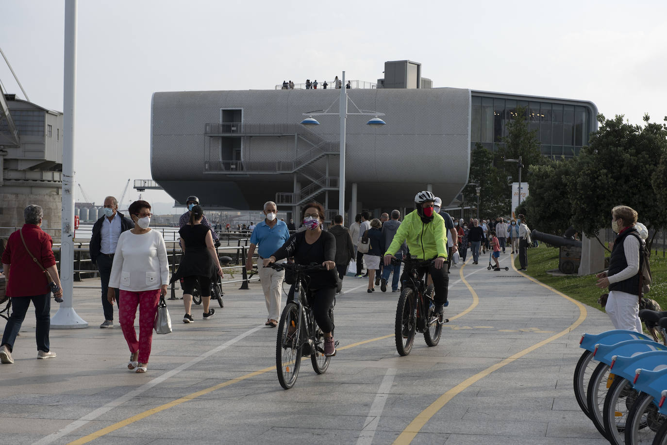 Cerca de un centenar de personas participaron ayer en el paseo ciclista que partió a las 19.30 horas desde la Grúa de Piedra para recorrer los nuevos carriles bici de Santander, habilitados para esta etapa postcovid en Reina Victoria y la calle Alcalde Vega Lamera.