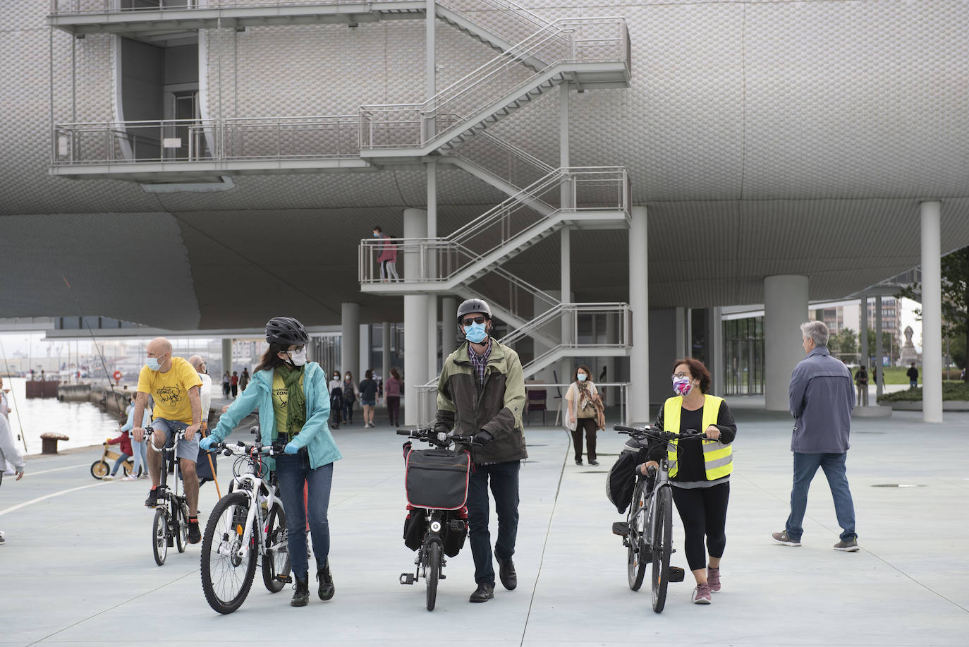Cerca de un centenar de personas participaron ayer en el paseo ciclista que partió a las 19.30 horas desde la Grúa de Piedra para recorrer los nuevos carriles bici de Santander, habilitados para esta etapa postcovid en Reina Victoria y la calle Alcalde Vega Lamera.