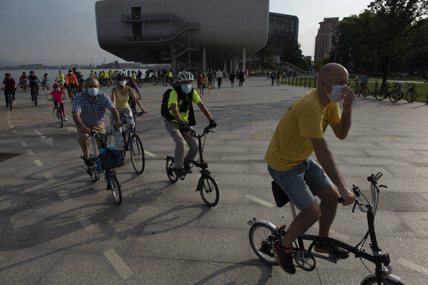 Cerca de un centenar de personas participaron ayer en el paseo ciclista que partió a las 19.30 horas desde la Grúa de Piedra para recorrer los nuevos carriles bici de Santander, habilitados para esta etapa postcovid en Reina Victoria y la calle Alcalde Vega Lamera.