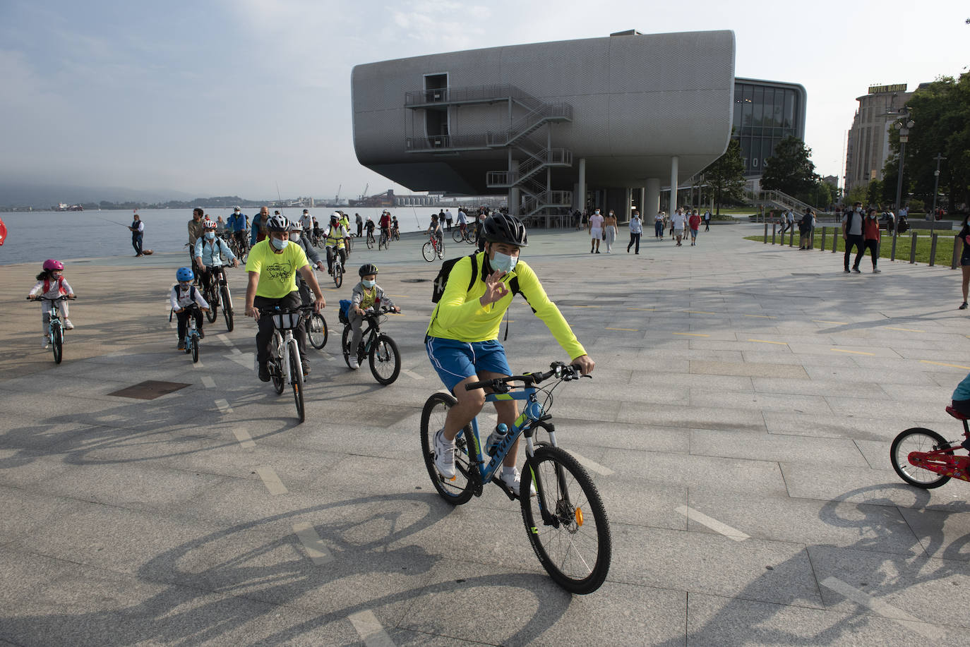 Cerca de un centenar de personas participaron ayer en el paseo ciclista que partió a las 19.30 horas desde la Grúa de Piedra para recorrer los nuevos carriles bici de Santander, habilitados para esta etapa postcovid en Reina Victoria y la calle Alcalde Vega Lamera.