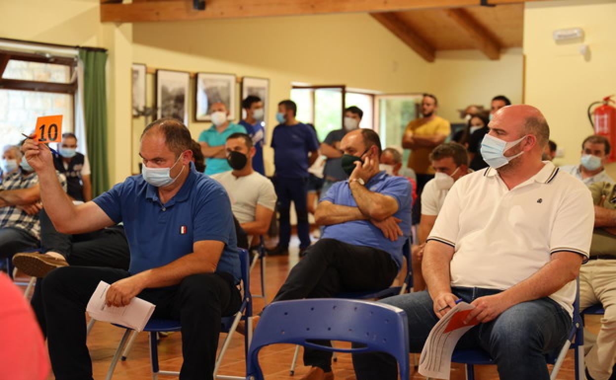 Un momento de la puja en la subasta de caza celebrada en Camaleño.