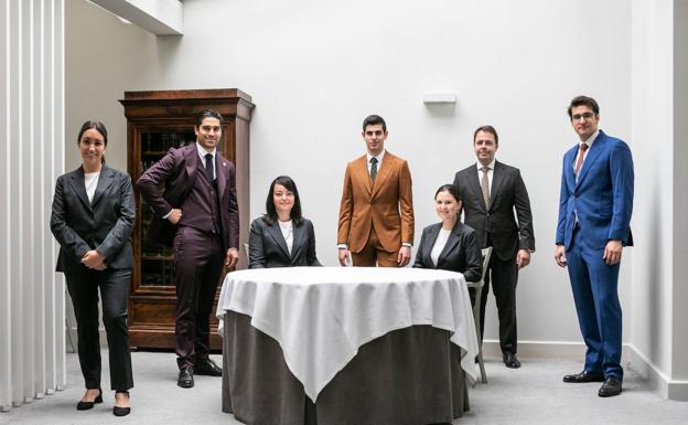 Imagen principal - Arriba, el equipo de sala vestido por Lander Urquijo. Abajo, Jesús Sánchez en el proceso de presentar un plato, junto al jefe de cocina, Francisco González. Y Miguel Sáez presenta los petit fours.