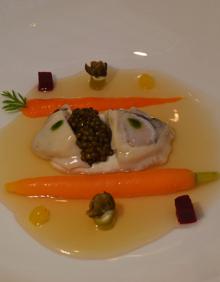 Imagen secundaria 2 - Crujiente etéreo de tinta de calamar; ensalada de bogavante; y sstra con verduras escabechadas y caviar.