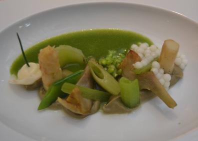 Imagen secundaria 1 - Tronco de cigala con tuétano y caviar; verduras, licuado de guisante y mantequilla; y carico montañés y castañuela ibérica. 