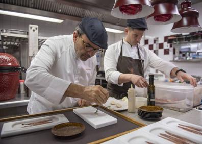 Imagen secundaria 1 - Arriba, el equipo de sala vestido por Lander Urquijo. Abajo, Jesús Sánchez en el proceso de presentar un plato, junto al jefe de cocina, Francisco González. Y Miguel Sáez presenta los petit fours.