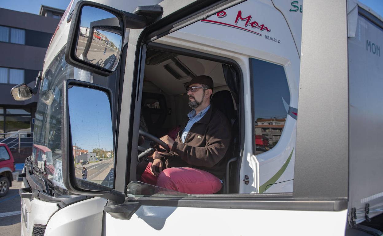 Un transportista en Hoznayo durante la crisis del coronavirus. 