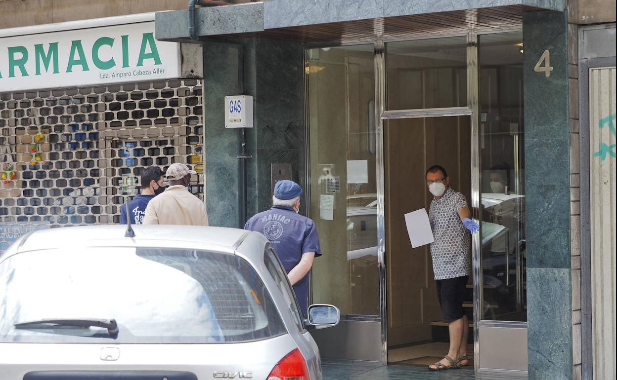 Varios rastreadores se presentaron ayer en el edificio para controlar las salidas y entradas de los vecinos y hacer un seguimiento de sus contactos. 