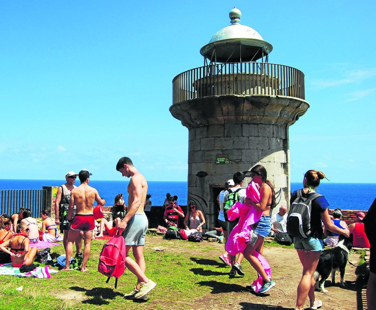Imagen de archivo del faro del Caballo y su entorno en una jornada veraniega. 