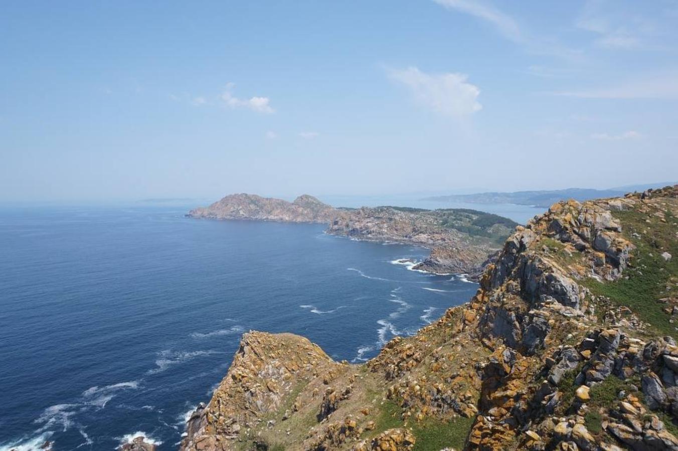 Parque Nacional de las Islas Atlánticas (Galicia) | Aguas Cristalinas y frías con las mejores propiedades del océano para la vida submarina, leyendas singulares, playas paradisiacas de arena fina, bosques de pinos y un paisaje marítimo y terrestre de cuento. El Parque Nacional de las Islas Atlánticas incluye las Islas Cíes, Ons, Sálvora y Cortegada. Una extensión total de 1194,8 hectáreas terrestres y 7285,2 hectáreas de superficie marítima. Para evitar la masificación en las Islas Cíes y en la Isla Ons, desde 2018 es necesario un permiso de la Junta de Galicia para poder visitarlas y comprar tu billete de transporte para viajar hasta este paraíso.